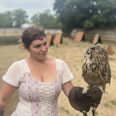 femme tenant un hibou